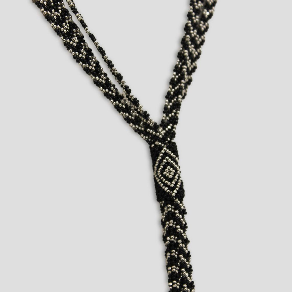 Collar corbatín platino-oscuro