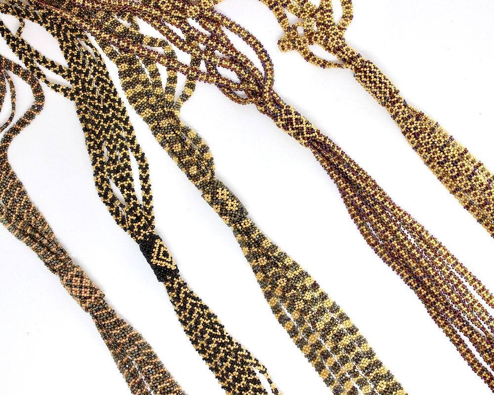 Collar corbatín dorado