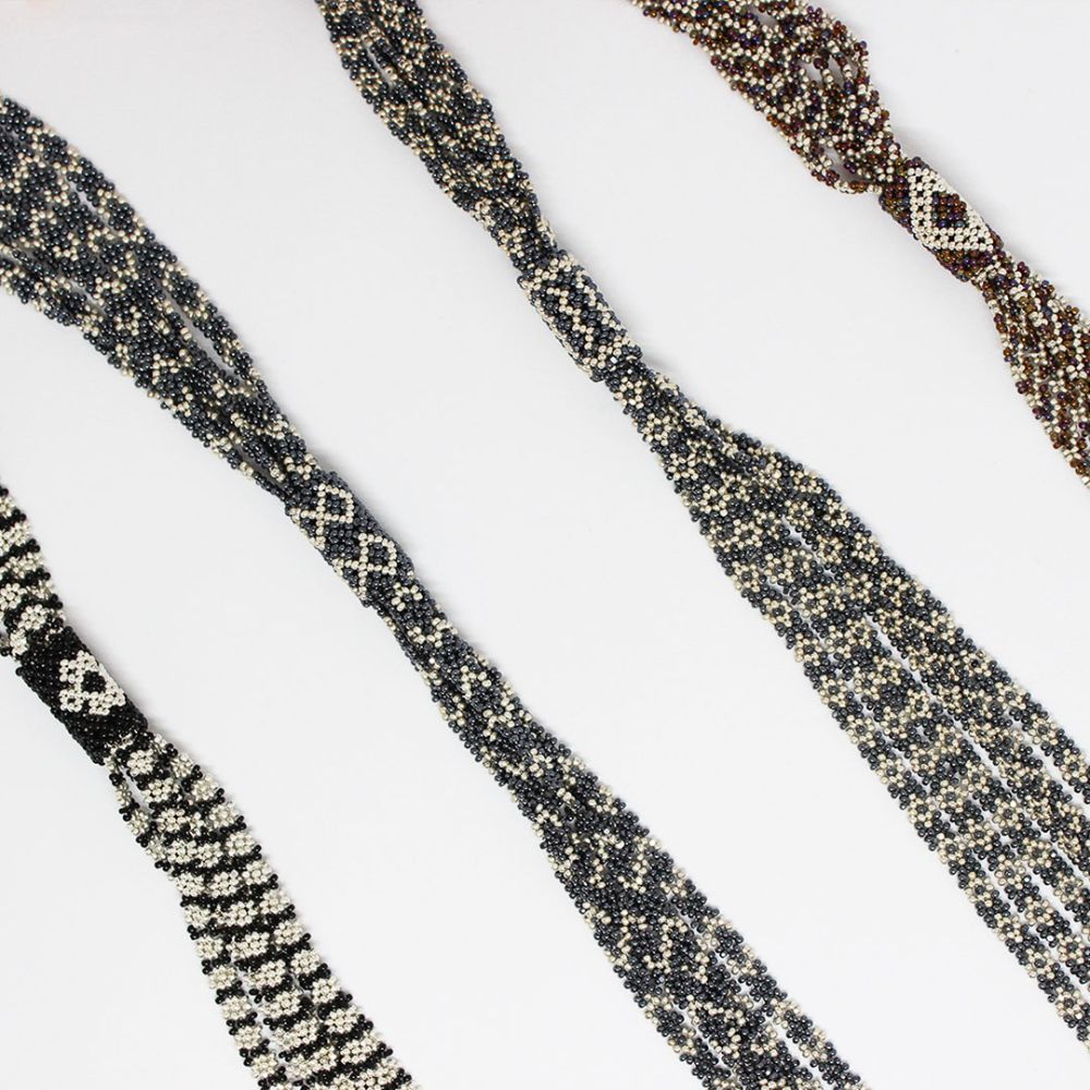 Collar corbatín plateado