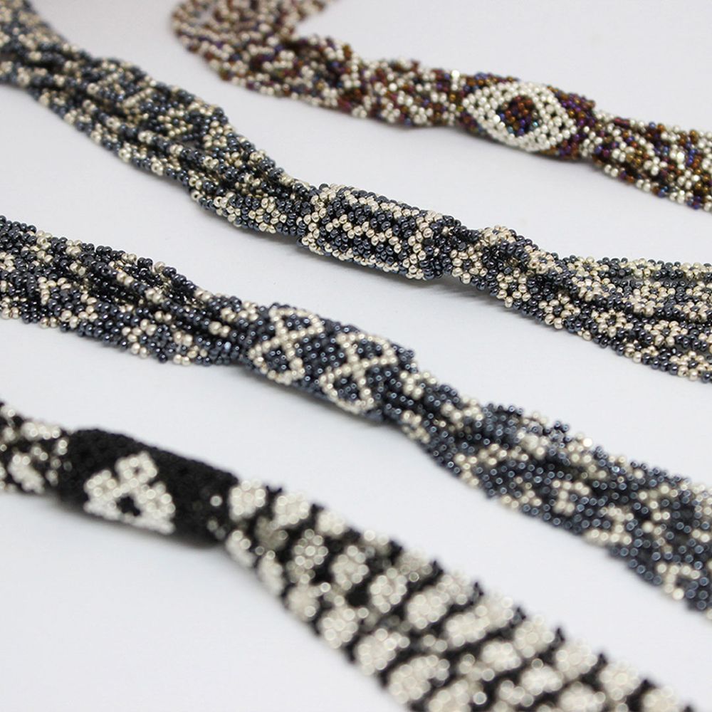 Collar corbatín plateado