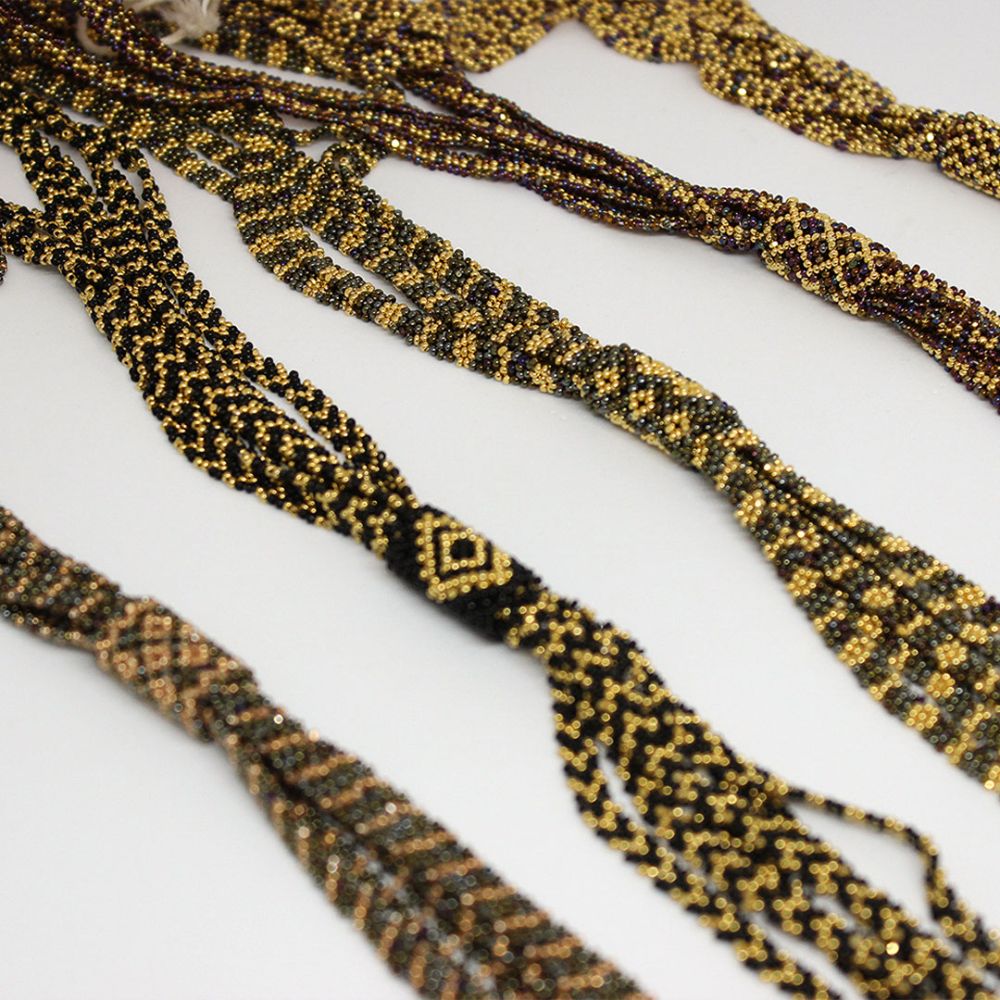Collar corbatín dorado