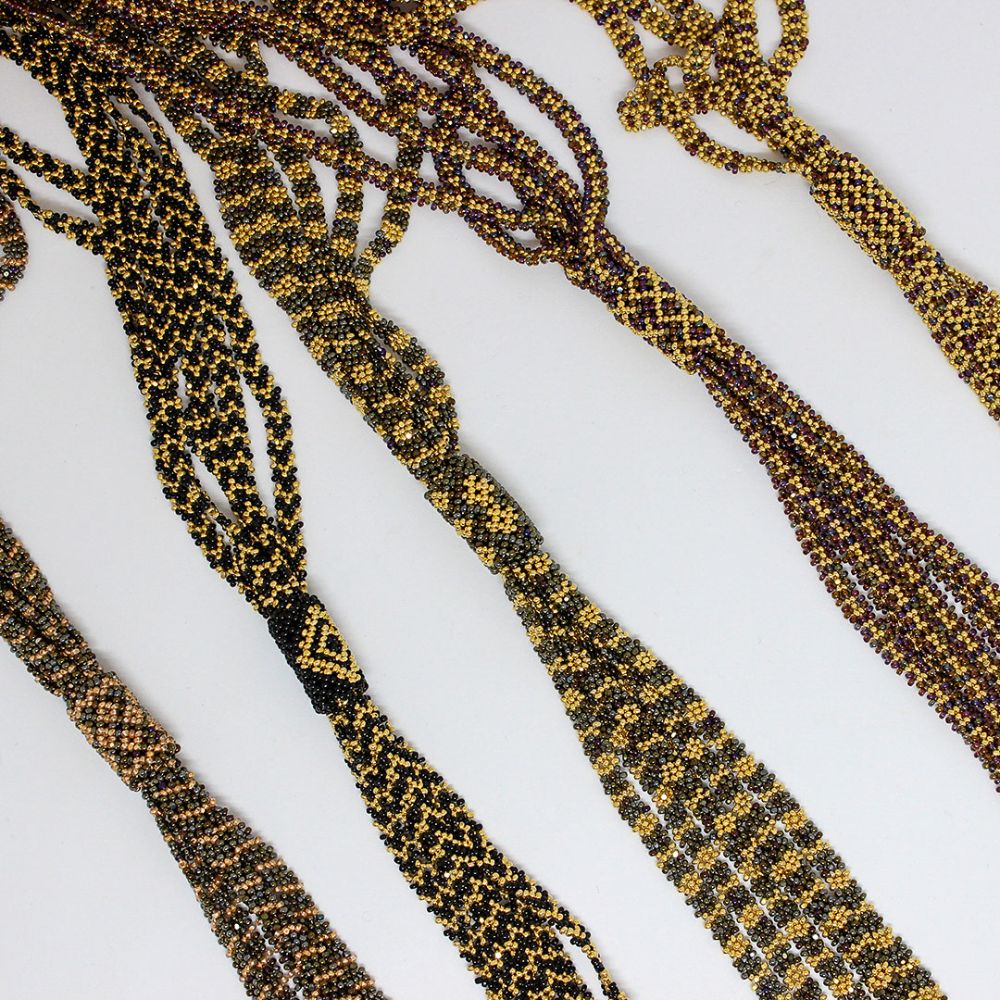 Collar corbatín dorado