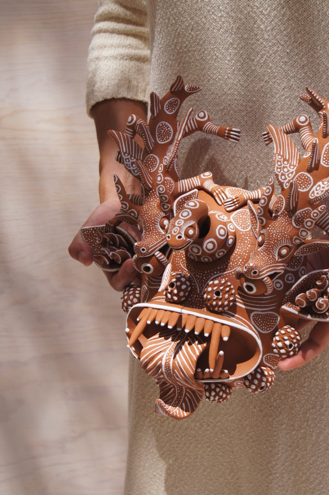 Máscara Chékua con detalles en blanco