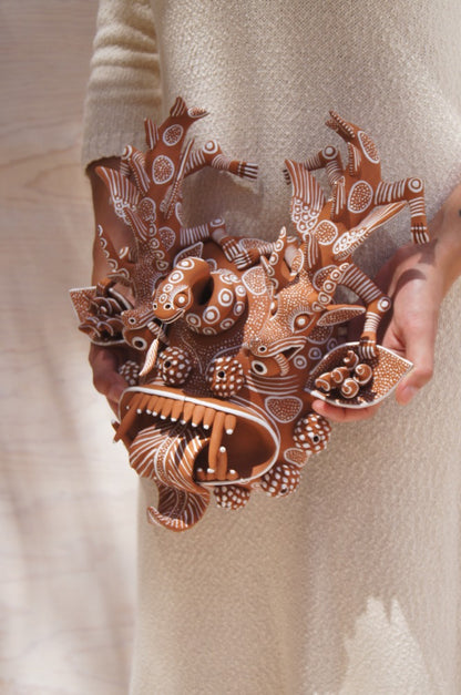 Máscara Chékua con detalles en blanco