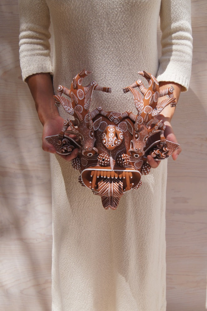 Máscara Chékua con detalles en blanco